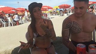 Follando con la esposa traviesa en la playa desnuda